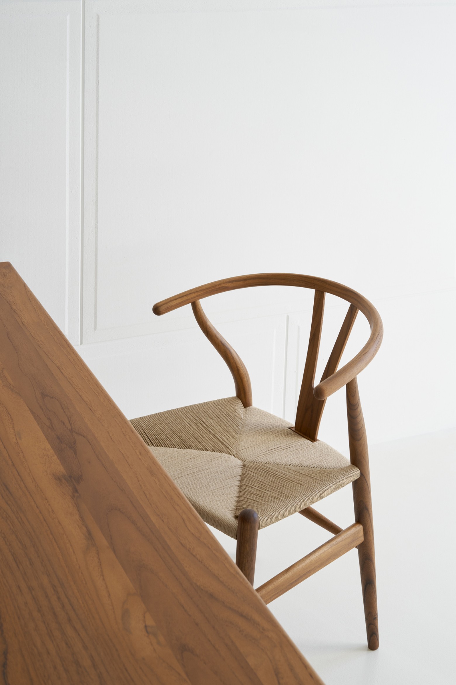 Hans J Wegner ontwierp de CH24 en CH337 origineel ook in teak  Victors Design Agency