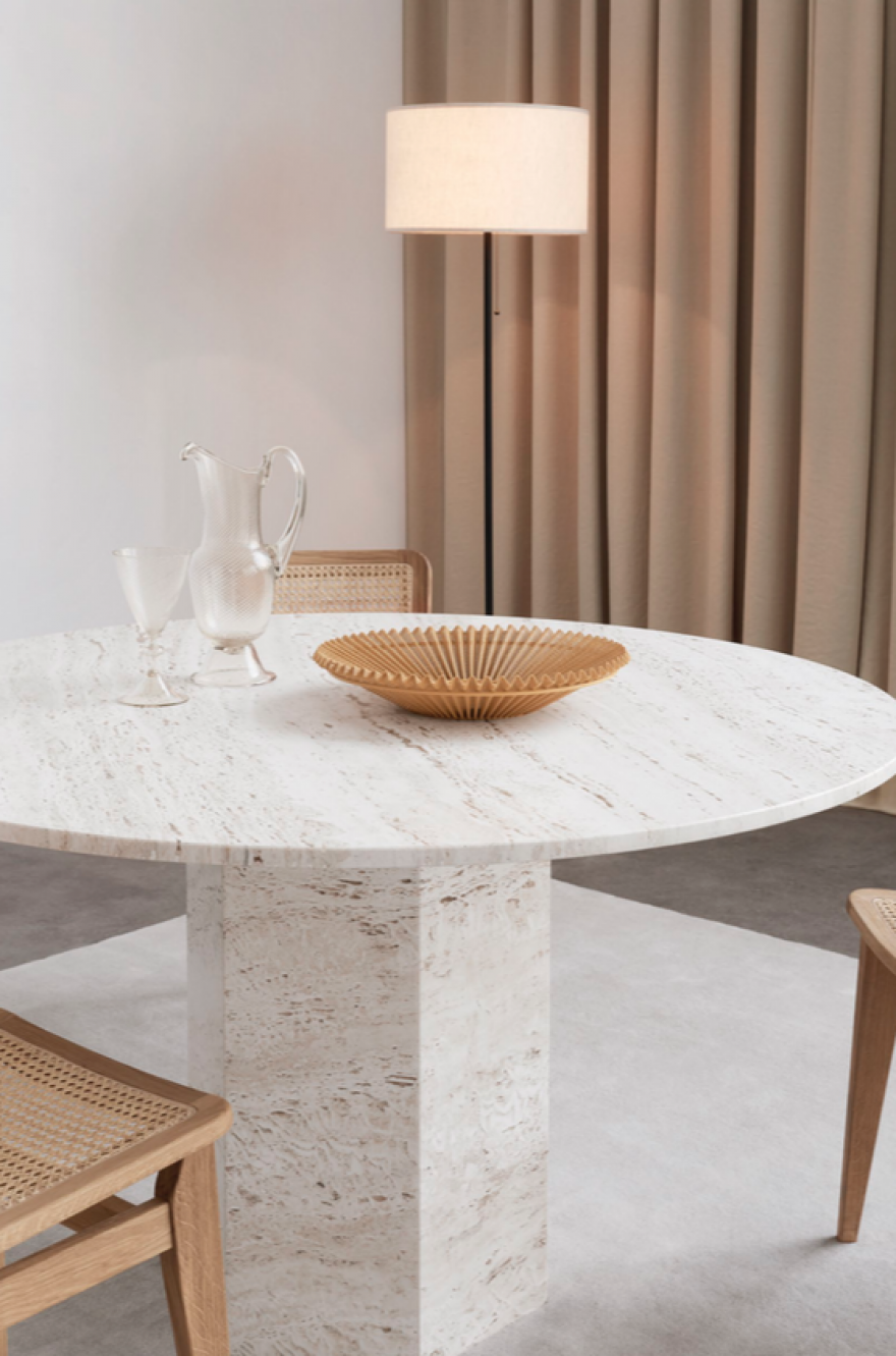 De sucesvolle EPIC dining tafel in travertin - Gubi collectie Design: GamFratesi 