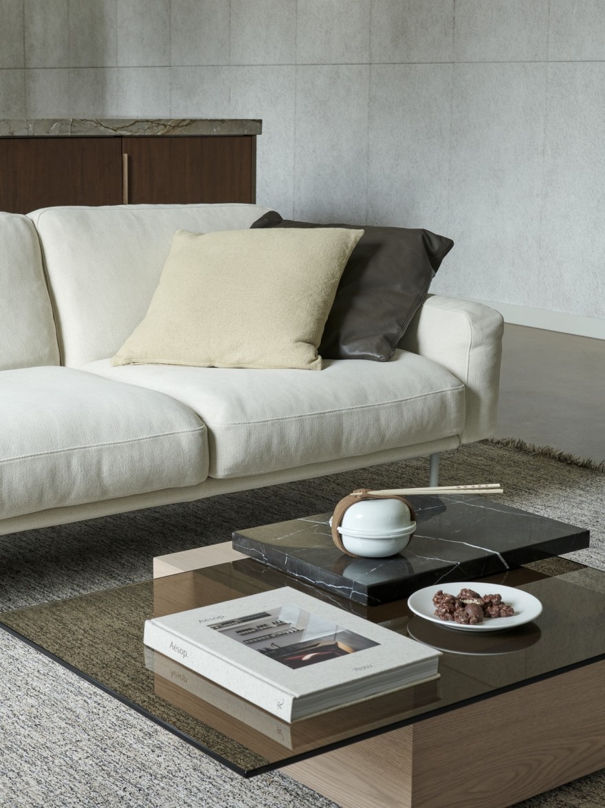 10030 Hebe Sofa met 10050 Palea coffee table