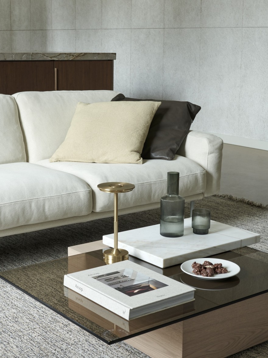 10030 Hebe Sofa avec 10050 Palea coffee table